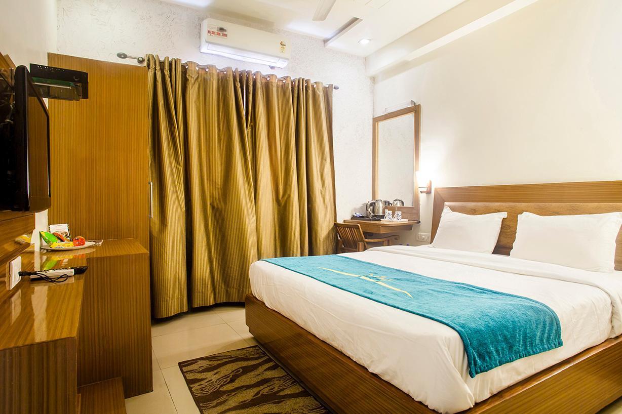 Hotel Poonam Plaza Agra  Εξωτερικό φωτογραφία