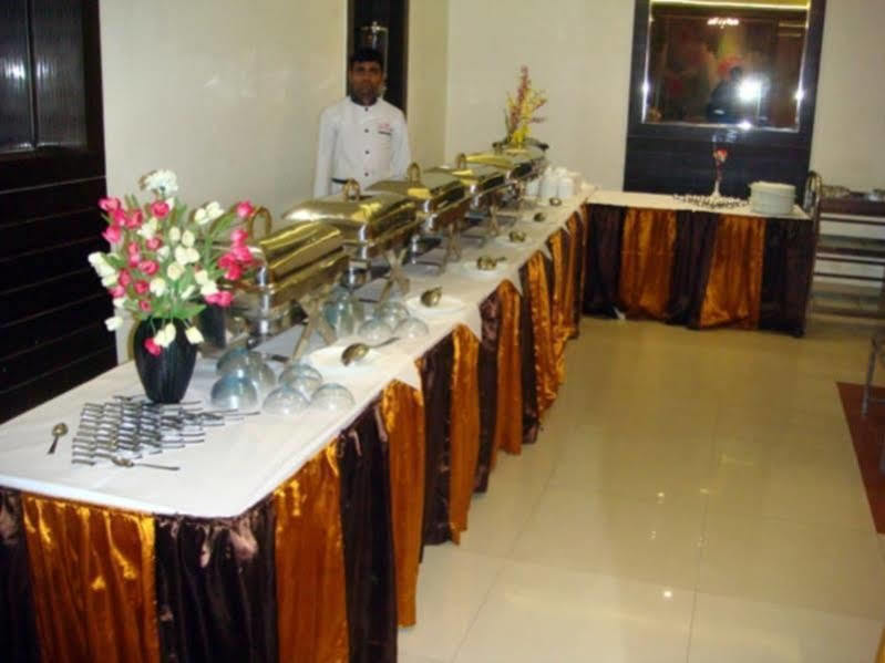 Hotel Poonam Plaza Agra  Εξωτερικό φωτογραφία